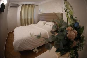 Postel nebo postele na pokoji v ubytování Hôtel Des Lilas