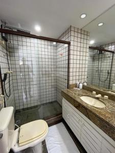 ein Bad mit einem WC, einem Waschbecken und einer Dusche in der Unterkunft Apartamento no Porto Real Resort com vista para praia para 6 adultos e 4 adolescentes in Mangaratiba