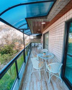 eine Terrasse mit Tischen und Stühlen auf dem Balkon in der Unterkunft Apartamento no Porto Real Resort com vista para praia para 6 adultos e 4 adolescentes in Mangaratiba