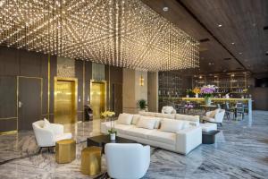 Posezení v ubytování Golden Lotus Grand Da Nang - Panoramic Rooftop Bar & Daily Afternoon Tea
