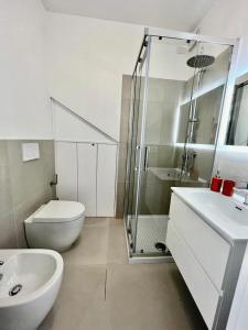 a bathroom with a toilet and a sink and a shower at Windsurf Beach Front in Torre Grande