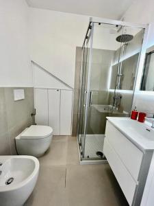 un bagno con wc, lavandino e doccia di Windsurf Beach Front a Torre Grande