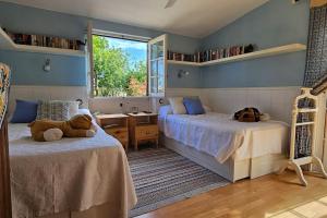 een slaapkamer met 2 bedden en een raam bij Villa La Paz 2 in Puerto de la Cruz