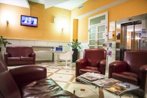 Televízia a/alebo spoločenská miestnosť v ubytovaní Hotel Masini