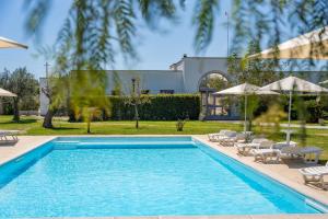 Bazén v ubytování Corte dei Melograni Hotel Resort nebo v jeho okolí