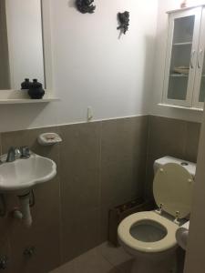 een badkamer met een toilet en een wastafel bij Centro comercial munro in Munro