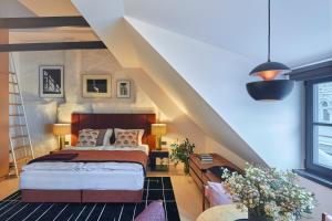 sypialnia z łóżkiem i schodami w obiekcie ROOMA Apartments w Wilnie