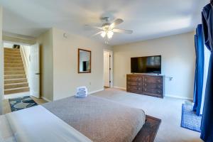 1 dormitorio con 1 cama y TV de pantalla plana en Prescott A-Frame with Deck - 12 Mi to Lynx Lake! en Prescott