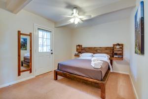 een slaapkamer met een bed en een plafondventilator bij Prescott A-Frame with Deck - 12 Mi to Lynx Lake! in Prescott