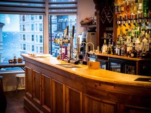 un bar con bancone in legno e finestra di Glen Mona a Douglas