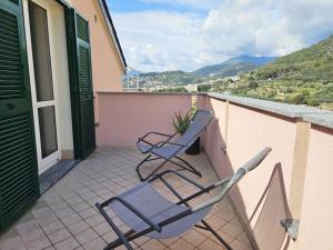 un par de sillas sentadas en un balcón en Borgio Verezzi appartamento con parcheggio, en Borgio Verezzi
