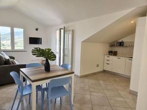 a kitchen and dining room with a table and chairs at Borgio Verezzi appartamento con parcheggio in Borgio Verezzi