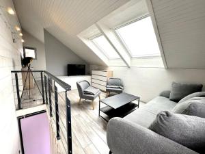uma sala de estar com um sofá e uma clarabóia em Duplex 45 m2, 8 couchages, vue imprenable em LʼHuez