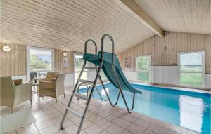 ブラーバンドにあるAmazing Home In Blvand With 4 Bedrooms, Sauna And Indoor Swimming Poolのスイミングプール横の滑り台付きの家