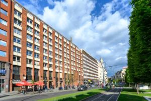 una calle en una ciudad con edificios altos en Florin Apart Hotel en Budapest