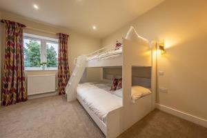 een slaapkamer met 2 stapelbedden in een kamer bij Hedgerows 8 in Burnham Market