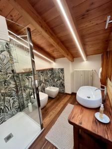 a bathroom with two sinks and a glass shower at La Louye su La Goumba in Pontboset