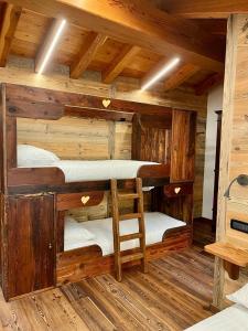 a room with three bunk beds in a cabin at La Louye su La Goumba in Pontboset