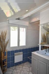 baño con lavabo y ventana en Maison au cœur du Pays Basque, en Cambo-les-Bains