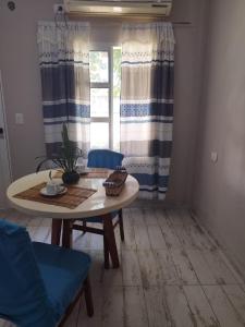een woonkamer met een tafel en stoelen en een raam bij Alojamiento temporario in Formosa