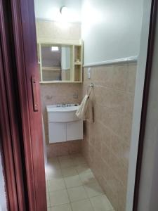 y baño con lavabo y espejo. en Alojamiento temporario en Formosa