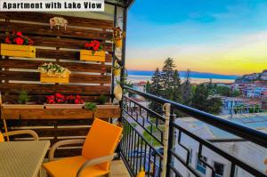 balcón con mesa, sillas y vistas en Apartments FANTASY en Ohrid