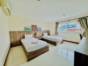 Postel nebo postele na pokoji v ubytování Cocoon Patong Hotel