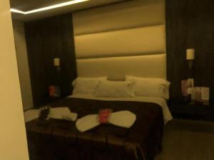 1 dormitorio con 1 cama con 2 toallas en HOTEL M ELITE GOLDEN en Ciudad de México