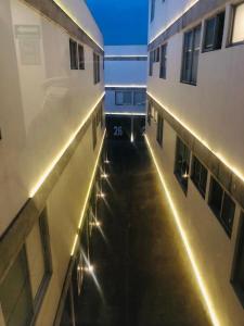 un callejón vacío entre dos edificios por la noche en HOTEL M ELITE GOLDEN en Ciudad de México