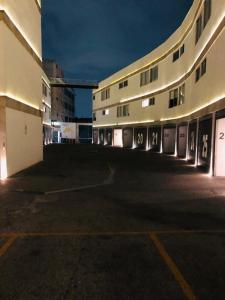 un aparcamiento vacío frente a un edificio en HOTEL M ELITE GOLDEN en Ciudad de México