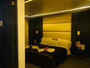1 dormitorio con 1 cama grande y cabecero amarillo en HOTEL M ELITE GOLDEN en Ciudad de México