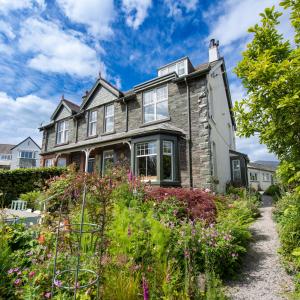 une maison avec un jardin en face dans l'établissement The Mount B&B, à Keswick