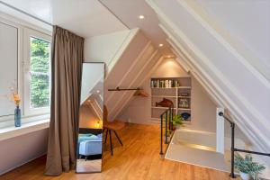 een trap in een huis met een spiegel in een kamer bij B&B Hendricus in Hoofddorp