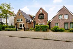 une grande maison avec une allée en briques dans l'établissement B&B Hendricus, à Hoofddorp