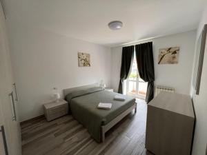 um quarto com uma cama verde e uma janela em Appartamento Eugenio em Colico