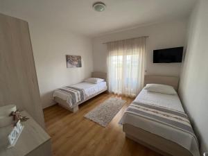 Säng eller sängar i ett rum på Apartman Burčul