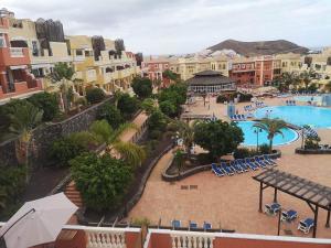 een luchtzicht op een resort met een zwembad bij Sunny apartament in El Guincho