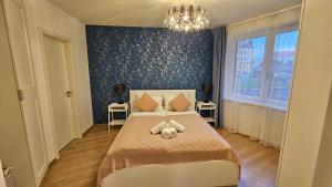 - une chambre avec un lit et un lustre dans l'établissement L&L HOME, à Budapest