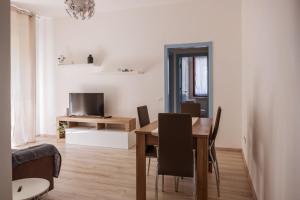 a dining room with a table and a television at Appartamento con parcheggio e Aria Condizionata in Lerici