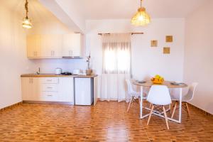 Kuchyň nebo kuchyňský kout v ubytování Enalia Suites
