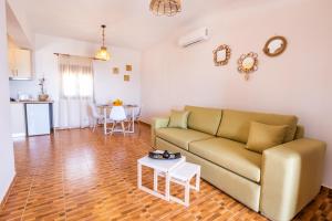 Kuchyň nebo kuchyňský kout v ubytování Enalia Suites
