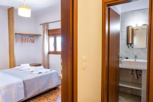 Postel nebo postele na pokoji v ubytování Enalia Suites + 37 fotografií