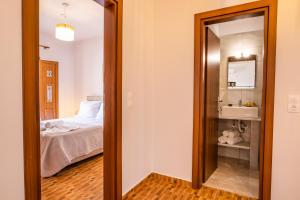 Postel nebo postele na pokoji v ubytování Enalia Suites