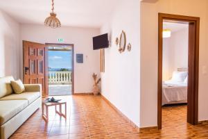 Postel nebo postele na pokoji v ubytování Enalia Suites