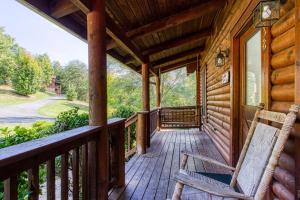 Four-Bedroom Houseにあるバルコニーまたはテラス