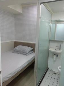 Phòng tắm tại K & B Hostel