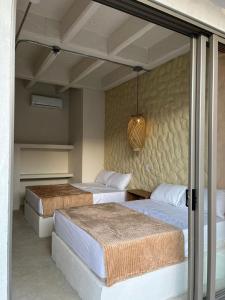 een slaapkamer met 2 bedden in een kamer bij ILUKA VILLAS in Coveñas