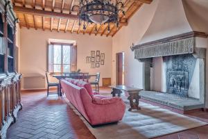 - un salon avec un canapé et une cheminée dans l'établissement Casale - I Tre Cipressi, à Arezzo