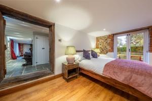 Un dormitorio con una cama y una ventana grande. en Primrose Farm Barn 14, en Roughton 68 fotos más