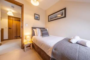 um quarto com 2 camas e um espelho em Sandpiper Lodge em Little Walsingham